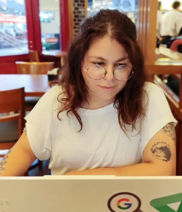 Yesica Escobar, Paid Media Manager en Ikigai Marketing Digital, trabajando en su laptop